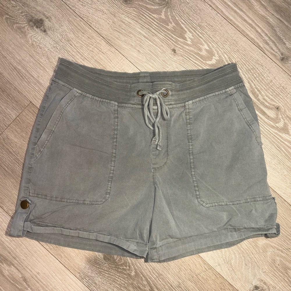 Casual Army Green Shorts! With front and back pockets!
